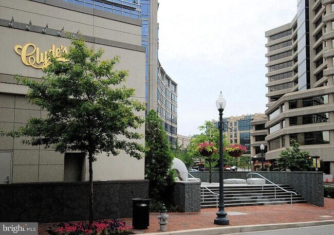 Building Photo - 5500 Friendship Blvd