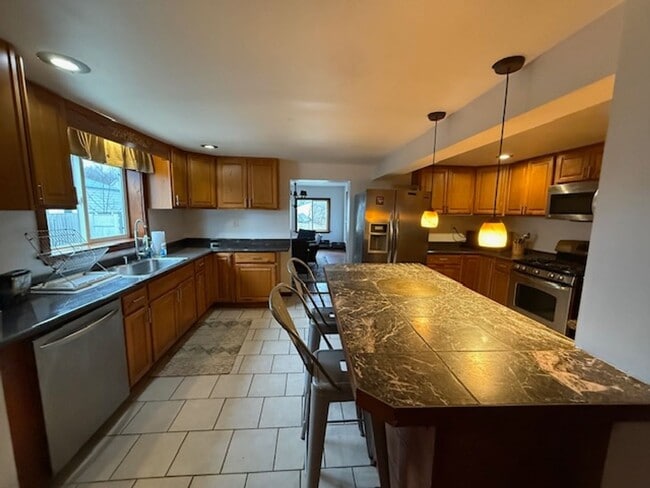 Building Photo - Spacious Three Bedroom, Two Full Bathroom Home with Chef’s Kitchen – Furnished Option Available!