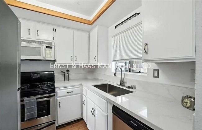 Building Photo - 955 E 3rd St