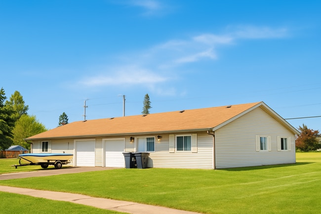 Building Photo - One level living w/ Attached Garage Available July!