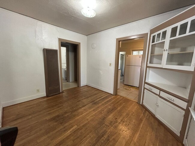 Building Photo - 3 bed, 1 bath, backyard