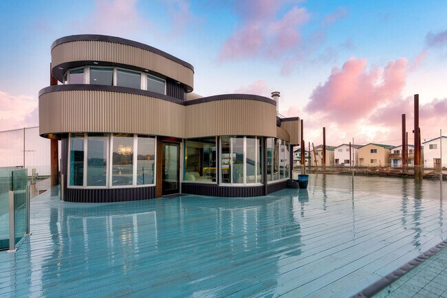 Building Photo - 3307 NE Marine Dr