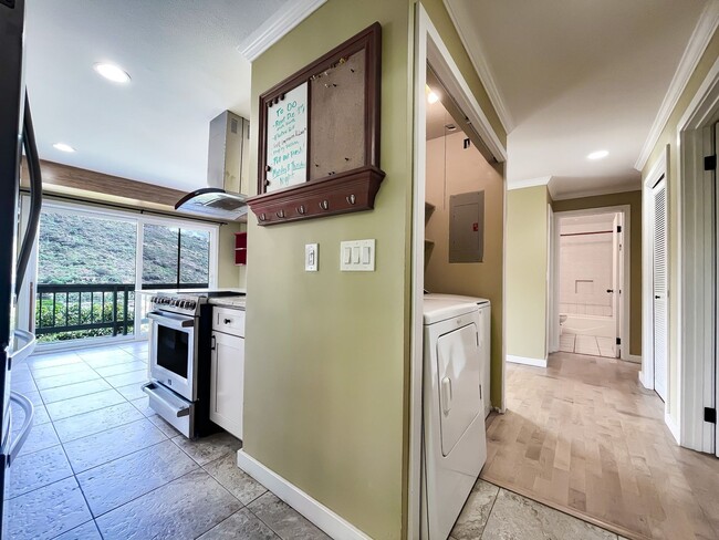 Building Photo - Pet Friendly 2-Bedroom Palolo Duplex