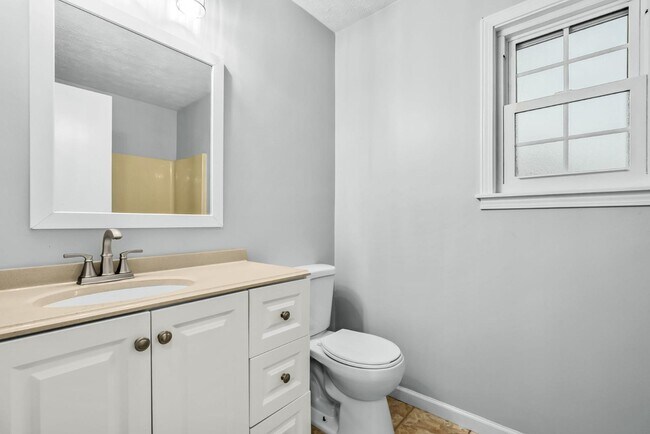 Building Photo - 215 Darrell Dr