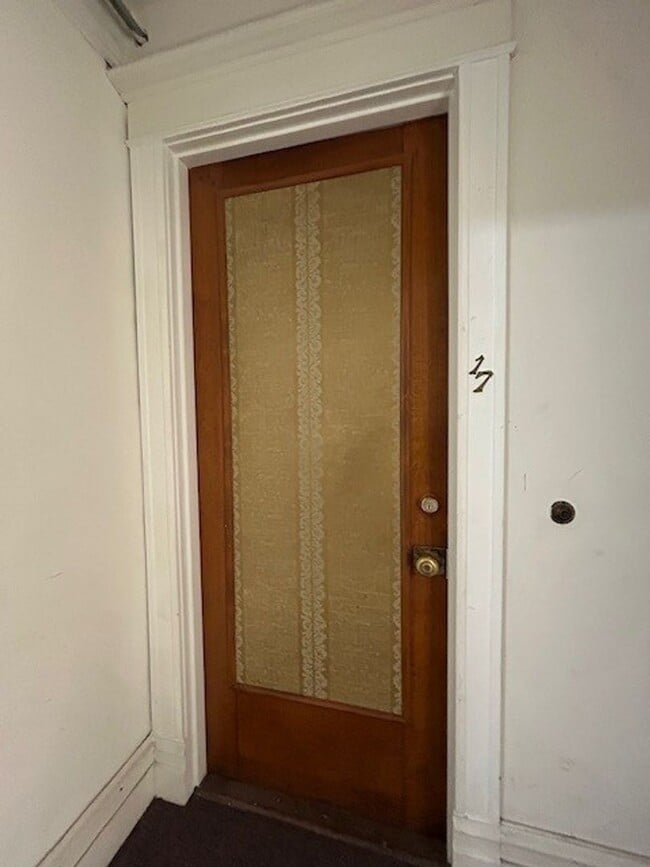 Building Photo - 1 Bed 1 Bath- with Hardwood Floors in Down...