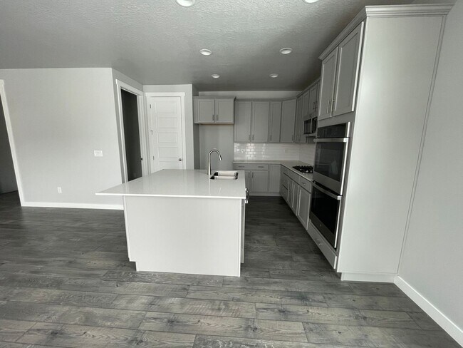 Building Photo - Fantastic GORGEOUS Home!