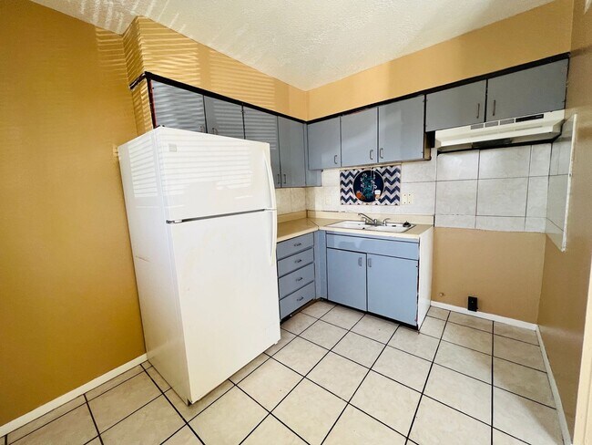 Building Photo - 1402 S Espina St