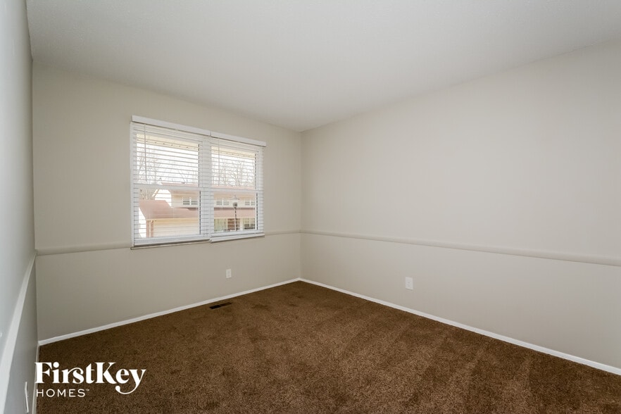 Building Photo - 578 Green Forest Dr