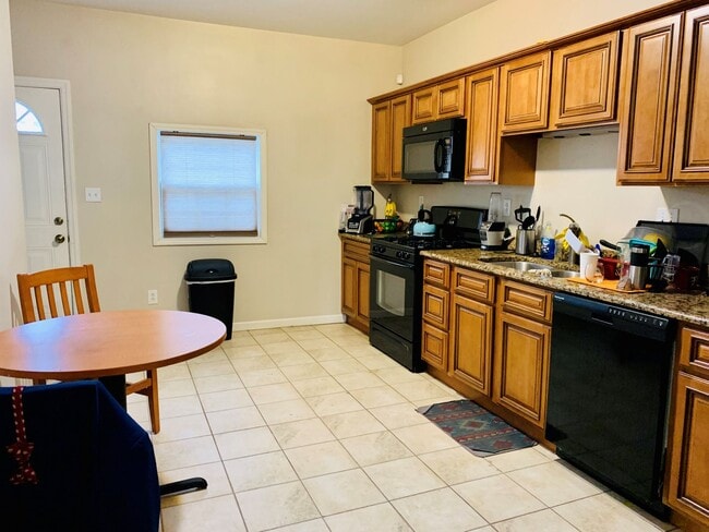 Building Photo - 2 Bedroom Home on Pius St Available April 1- Parking included.  Central Air.  Washer and Dryer.