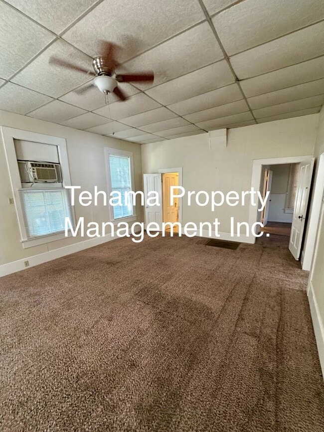 Building Photo - Victorian downtown location 3 bedroom 1 bath