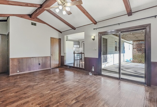 Building Photo - 2212 Rose Dr