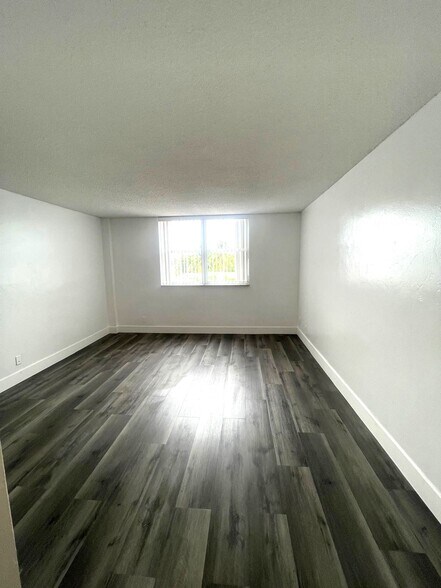 Building Photo - 2450 NE 135th St
