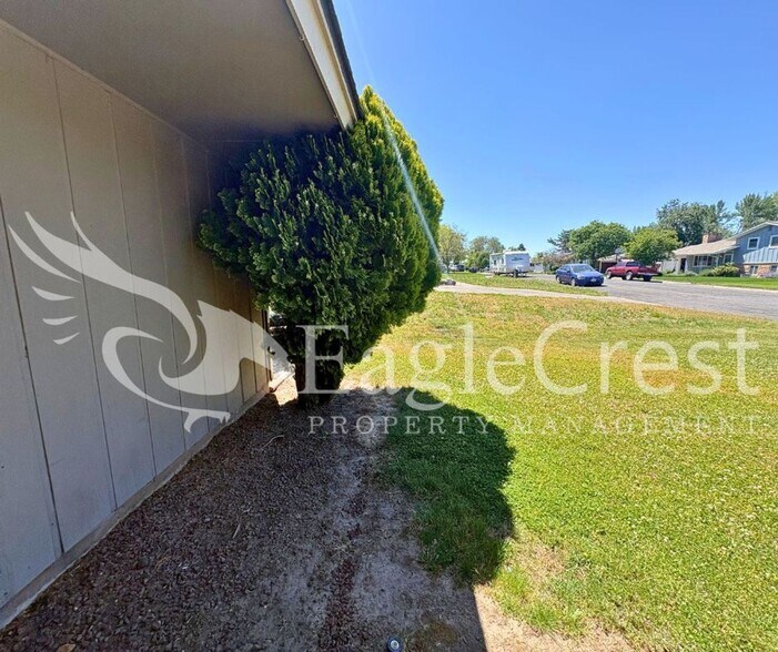 Building Photo - 3 Bedroom 2 Bathroom Single Family Home With Great Outdoor Space!!