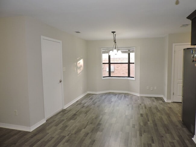 Building Photo - Convenient westside location!