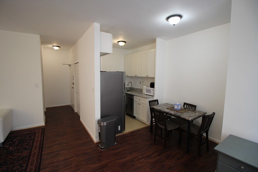 Building Photo - 522 21st St NW