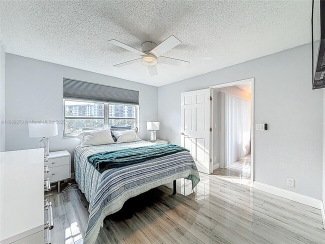 Building Photo - 2228 N Cypress Bend Dr