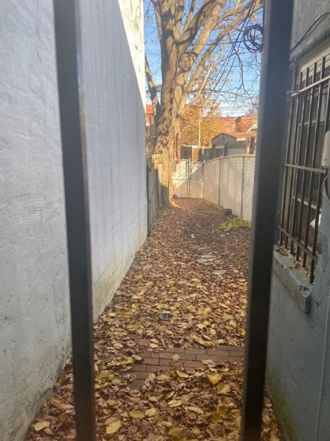 Building Photo - A charming two bedroom one and one half  bath row house located just off New Jersey Ave in the Sh...