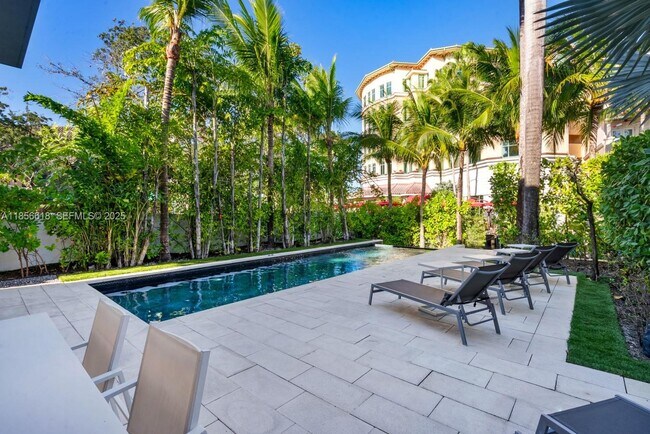 Building Photo - 310 SE 11th Ave