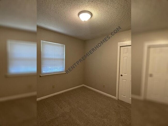 Building Photo - 10001 Forester Cove