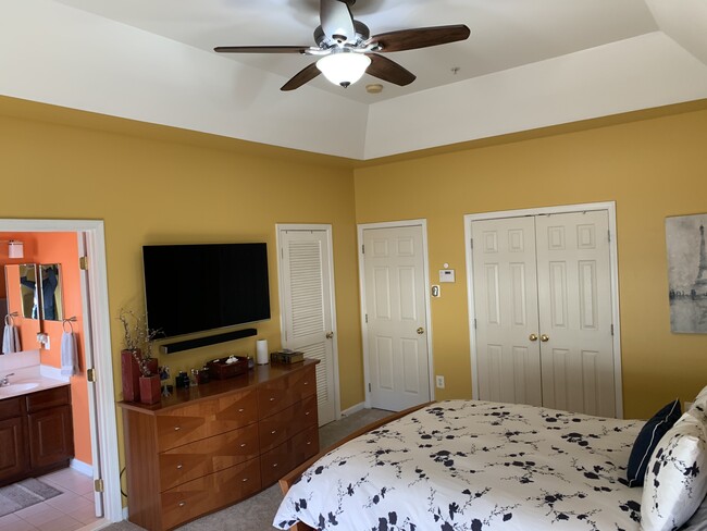 Building Photo - 700 Crooked Creek Dr