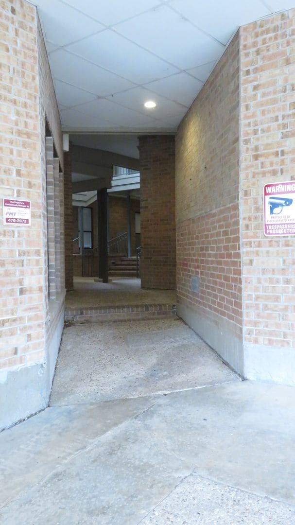 Building Photo - ROBBINS PLACE 202
