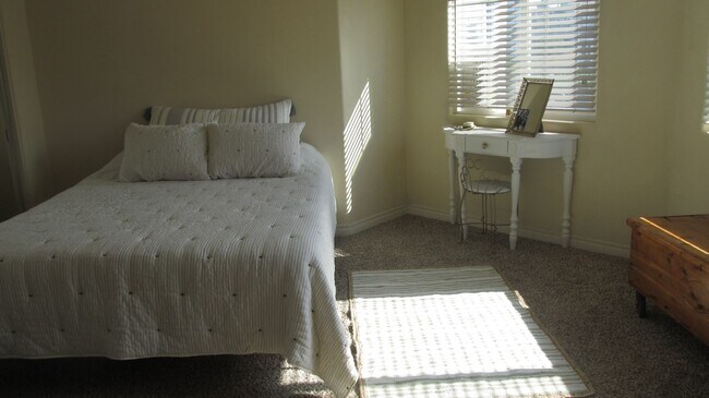 Building Photo - Steps to the Beach with rooftop deck
