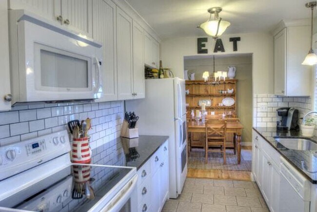 Building Photo - Available June 5th Spacious 3 Bedroom Rancher with Finished Basement & Beautiful Upgrades