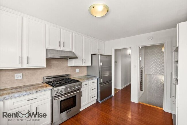 Building Photo - 1120 Oakwood Dr