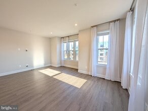 Building Photo - 6710 Belcrest Rd