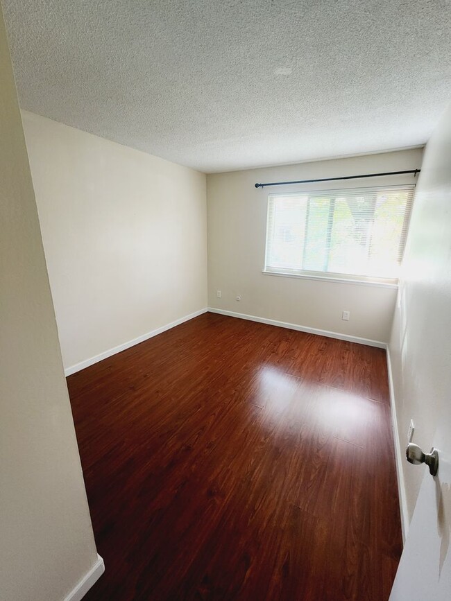 Building Photo - Specious Carmichael Townhome- Available 02/01