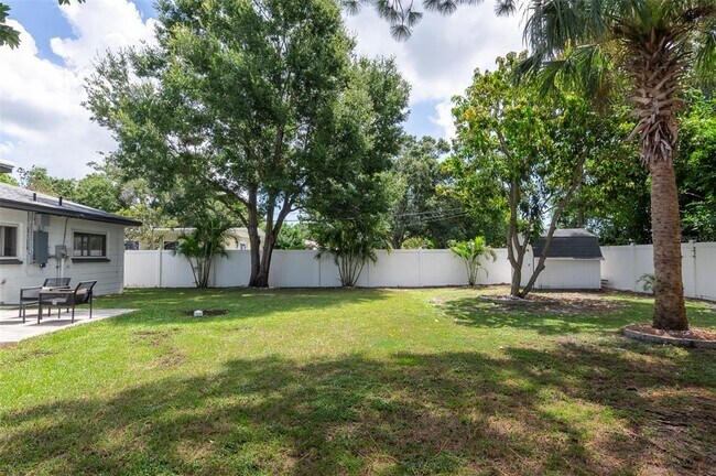 Building Photo - 5840 Dartmouth Ave N