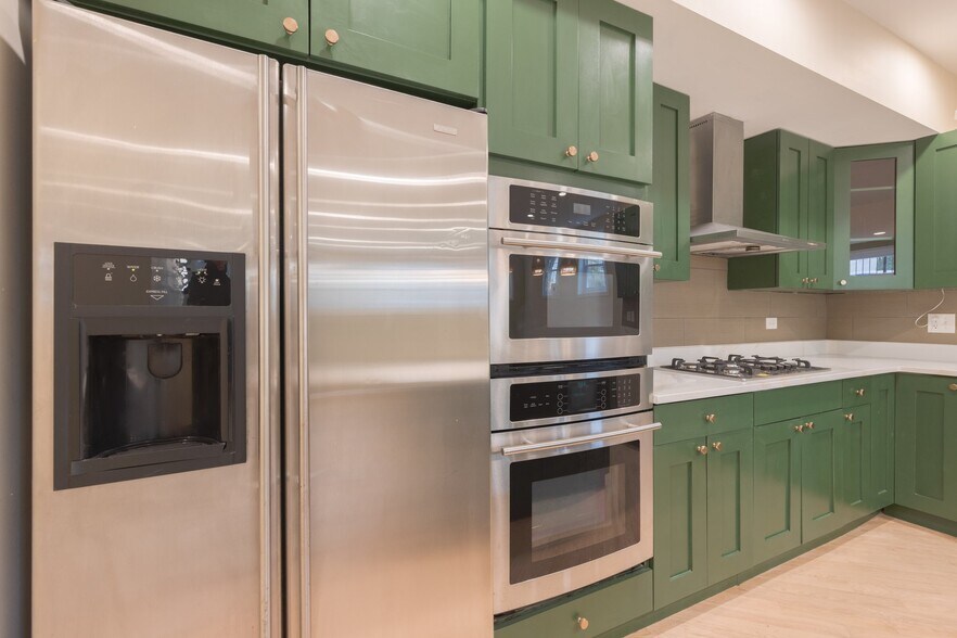 Building Photo - 4458 S Greenwood Ave