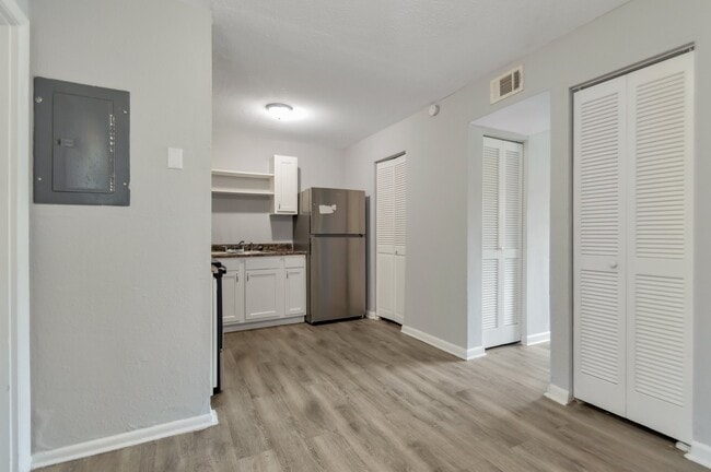 Building Photo - 4543 Moncrief Rd W