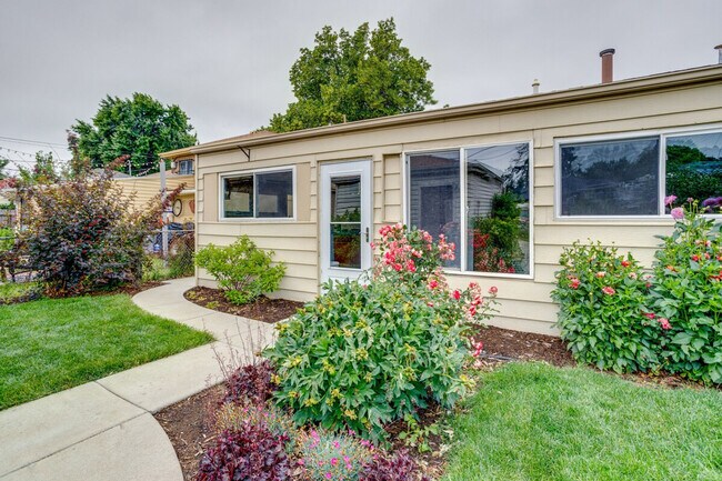 Building Photo - 3560 Dahlia St