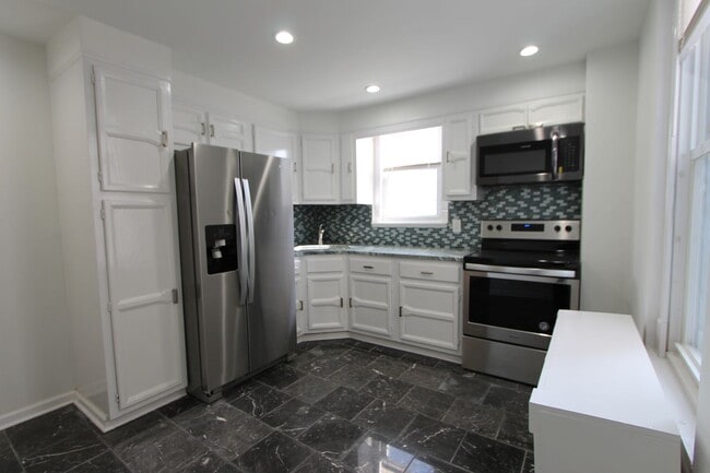 Building Photo - 124 W Pomona St