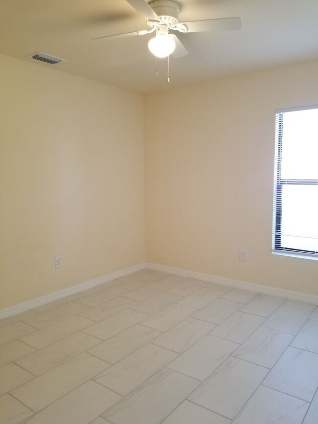 Building Photo - 3 Bedroom 2 Bath 1 Car Garage Waterfront D...