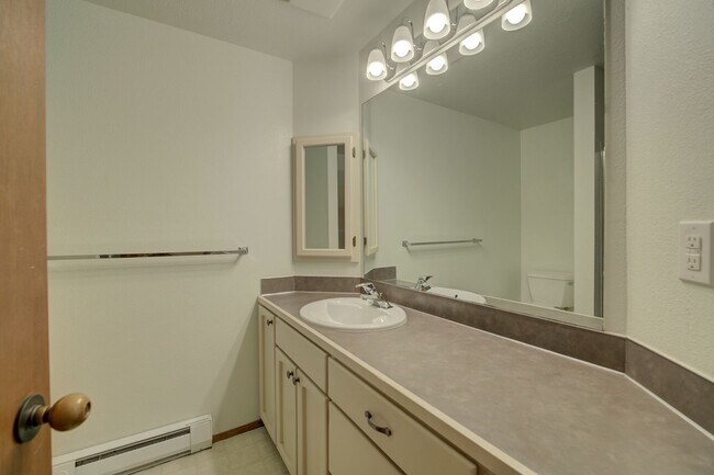 Building Photo - 2bd/1.75ba Mercer Island Condo