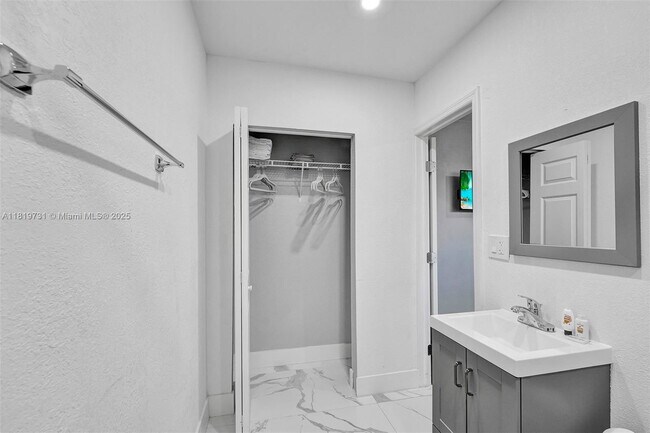 Building Photo - 1324 NE 151st St