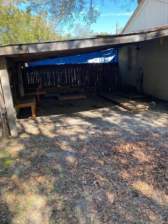 Building Photo - 819 Mora St