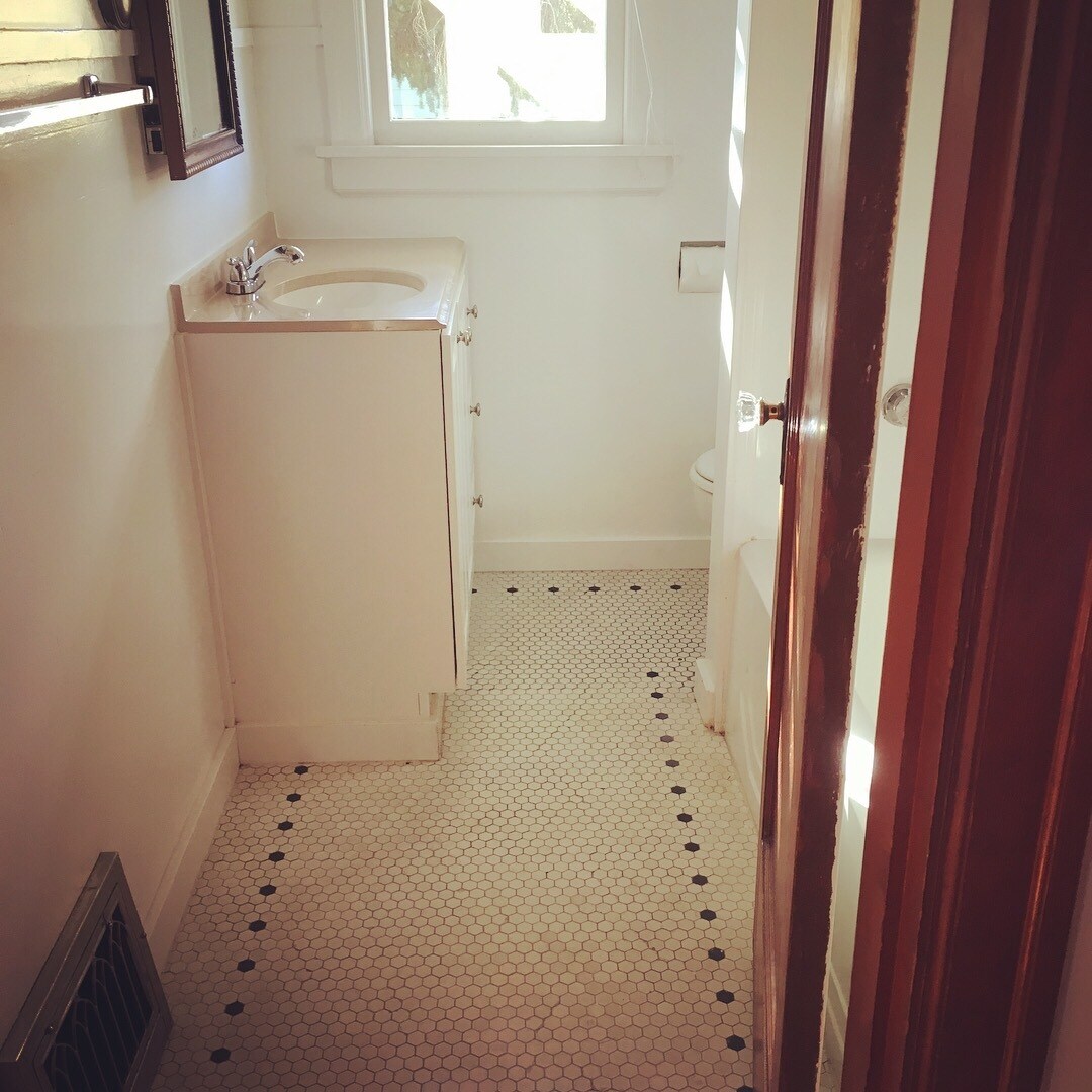 bathroom with tub/shower - 201 W Lawrence St