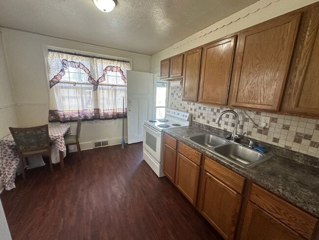 Building Photo - $950 - 2 Bed 1 Bath Home