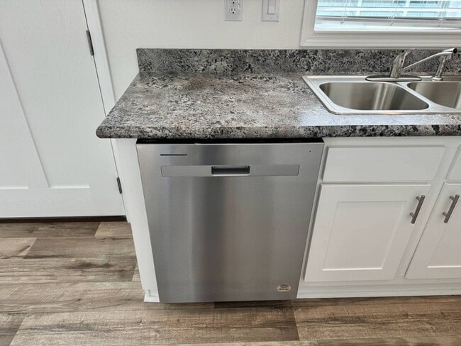 Building Photo - 887 E Colonial Cir