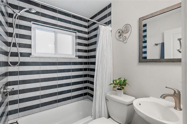 Building Photo - 6631 Bougainvilla Ave S