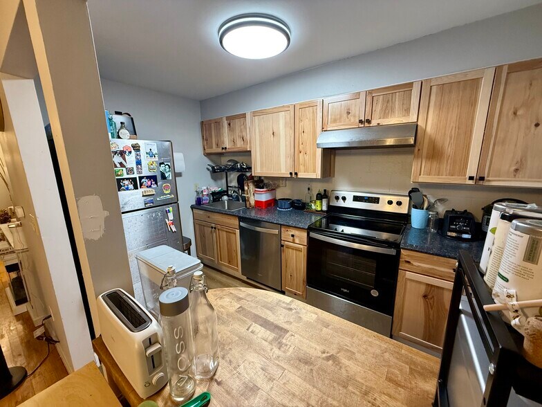 Building Photo - 2 Charles St