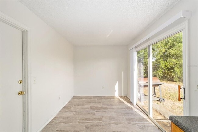 Building Photo - 325 Oak Track