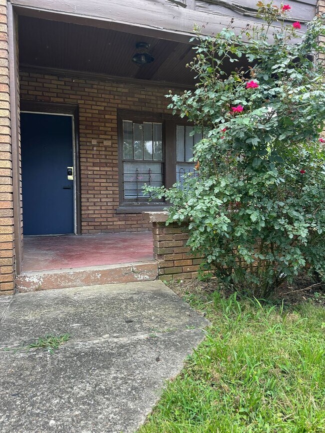Building Photo - 1227 8th Ave W