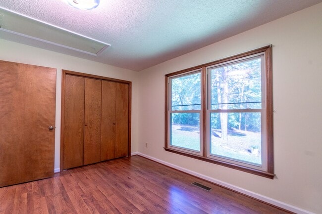 Building Photo - Meticulously maintained property with a st...
