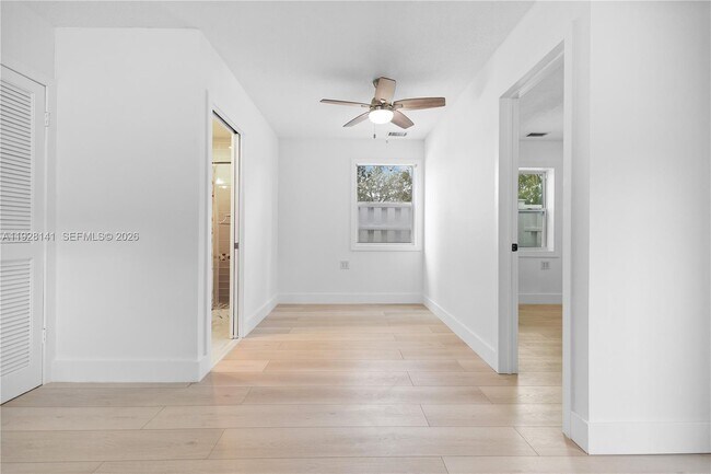 Building Photo - 880 Oriole Ave