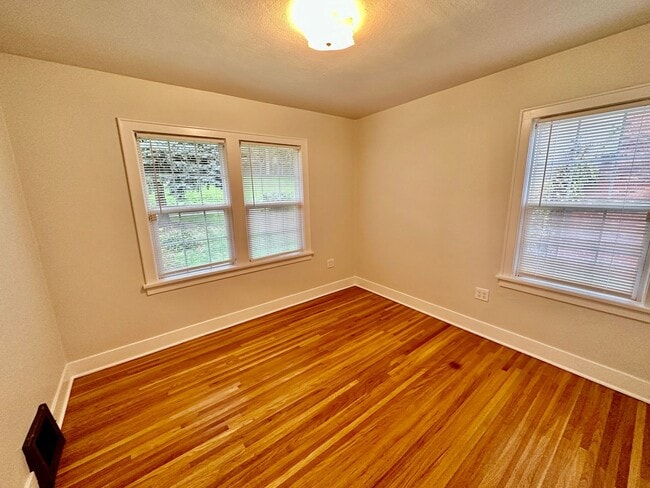 Building Photo - Charming Downriver Home
