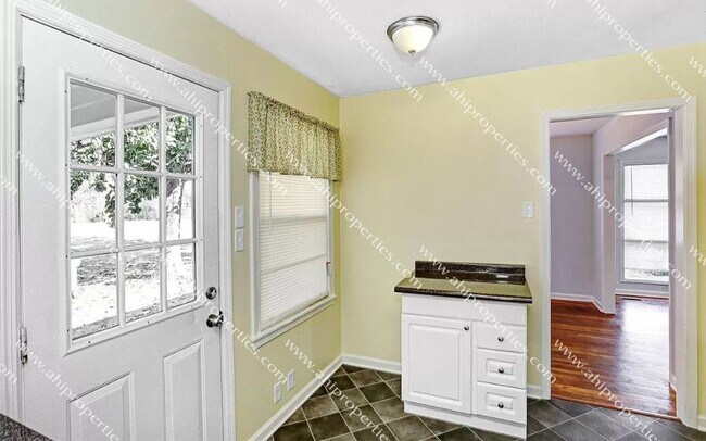 Building Photo - 505 Mastin Lk Rd NW